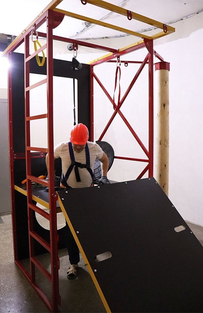 г.Екатеринбург. Учебный центр АНО ДПО «ЦПР ПРОФИ» использует при обучении верхолазный полигон