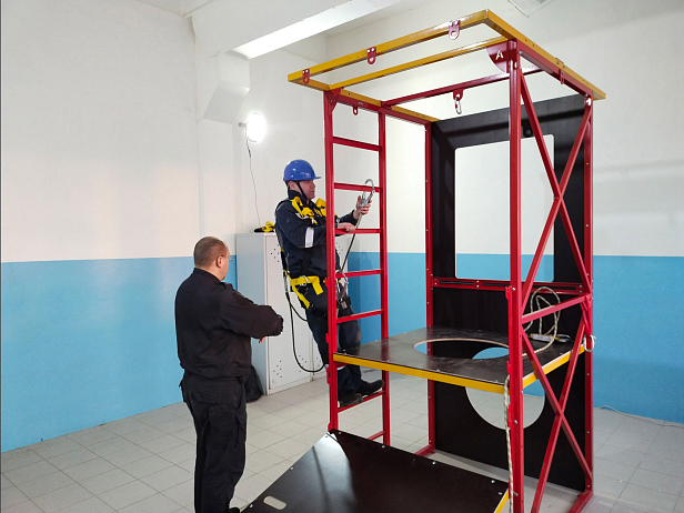 г.Екатеринбург. Учебный центр АНО ДПО «ЦПР ПРОФИ» использует при обучении верхолазный полигон